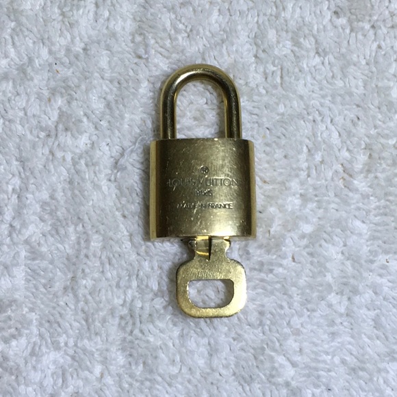 Louis Vuitton Brass '315' Padlock in Goldtone with Goldtone Key (||) - Picture 2 of 7